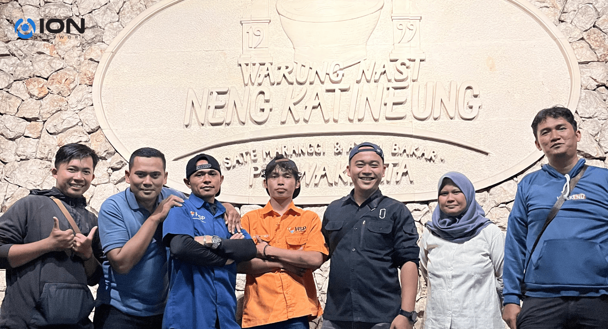 Bukber Internal ION Network Purwakarta Pererat Kebersamaan Karyawan di Warung Nasi Katineung